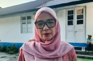 Wakil Ketua DPRD Tanah Datar sekaligus Pembina FORKI, Kamrita, memberikan arahan kepada para atlet karate usai sesi latihan bersama. (Foto: Ist)
