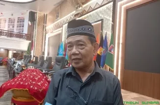 Ketua Badan Kehormatan DPRD Sumbar, Bakri Bakar, memberikan penjelasan terkait status keanggotaan Benni Saswin Nasrun (BSN) yang masih aktif meski telah ditetapkan tersangka dan ditahan. (Foto: Ist)