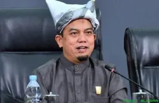 Ketua DPRD Kota Padang, Muharlion, saat memberikan keterangan pers terkait peran dan kewenangan Dubalang Kota, Senin (15/6/2026). (Foto: Ist)