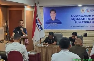 Ketua Harian PB Squash Sumbar, Yofialdi membuka Musyawarah Provinsi (Musprov) I Squash Sumbar di Hotel Pangeran City Padang, Senin (8/6/2026). (Foto: Ist)