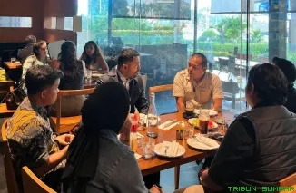 Anggota DPR RI asal Sumatera Barat, Zigo Rolanda, berbincang santai bersama pengurus Jaringan Pemred Sumbar (JPS) dalam acara ngopi sore di Jakarta, Rabu (17/6/2026). (Foto: Ist)