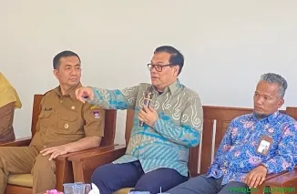 Pimpinan Ombudsman Republik Indonesia, Manager Nasution, meninjau Koperasi Kelurahan Merah Putih Balai Gadang di Kecamatan Koto Tangah, Kota Padang. (Foto: Ist)