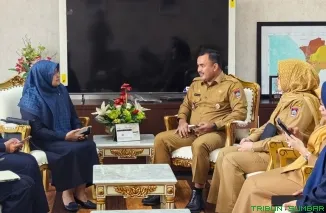 Sekretaris Daerah Kota Padang, Raju Minropa, dan para kepala OPD terkait saat melakukan pendampingan pengisian tools penilaian mandiri KKPA 2026 di Ruang Rapat Sekretaris Kota Padang, Senin (15/6/2026). (Foto: Ist)