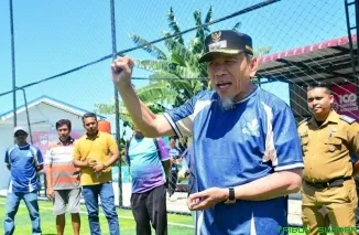 Wakil Wali Kota Padang Maigus Nasir melakukan tendangan pertama sebagai tanda resmi dibukanya Turnamen PDPM Cup Piala Wali Kota Padang 2026 antar SSB se-Kota Padang, di Lapangan Mini Soccer Top Scorer Arena, Selasa (23/6/2026). (Foto: Ist)