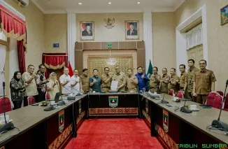 Bupati Solok Selatan, Khairunas, menyampaikan usulan percepatan pembangunan ruas jalan Abai-Sungai Dareh saat audiensi dengan jajaran Pemerintah Provinsi Sumatera Barat di Istana Gubernur Sumbar, Selasa (9/6/2026). (Foto: Ist)