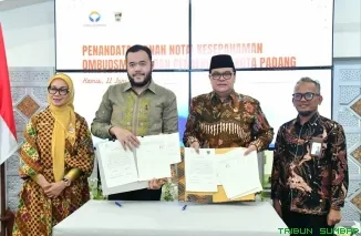 Wali Kota Padang Fadly Amran bersama Pimpinan Ombudsman RI Maneger Nasution menandatangani Nota Kesepahaman di Gedung Putih Kediaman Resmi Wali Kota Padang, Kamis (11/6/2026). (Foto: Ist)