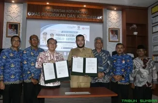 Wali Kota Padang Fadly Amran bersama Direktur Utama Politeknik Kirana Capt. Taufik Hidayat menandatangani nota kesepahaman kerja sama di Kantor Dinas Pendidikan dan Kebudayaan Kota Padang, Rabu (17/6/2026). (Foto: Ist)