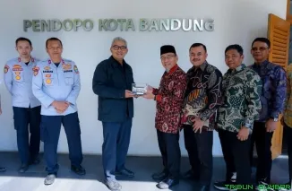 Wakil Wali Kota Padang Maigus Nasir saat melaksanakan studi komparatif pengelolaan parkir digital bersama Wali Kota Bandung Muhammad Farhan di Balai Kota Bandung, Senin (29/6/2026). (Foto: Ist)