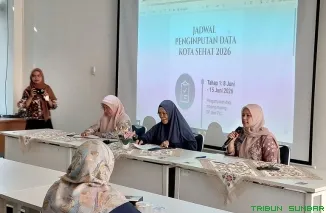Kepala Dinas Kesehatan Kota Padang, dr. Srikurnia Yati, memimpin rapat koordinasi lintas sektor penyelenggaraan Kabupaten/Kota Sehat (KKS) 2026 di Bappeda Kota Padang. (Foto: Ist)