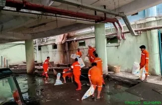 Kegiatan pembersihan dan penataan basement Blok II dan Blok III Pasar Raya Padang, Kamis (25/6/2026). (Foto: Ist)