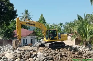 Petugas Dinas PUPR Kota Padang melakukan penanganan dan pemulihan jaringan irigasi yang rusak akibat bencana di sejumlah kawasan pertanian. (Foto: Ist)