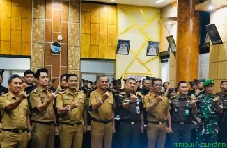 Asisten I Setdako Padang Tarmizi Ismail, Kepala Kesbangpol Kota Padang Syahendri Barkah, dan Kepala Kejaksaan Negeri Padang Koswara memberikan penguatan pemahaman hukum kepada Dubalang Kota di Balai Kota Padang, Rabu (10/6/2026). (Foto: Ist)