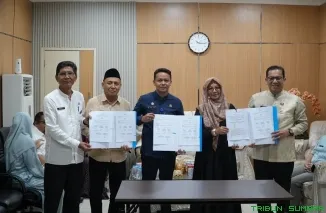 Inspektur Kota Padang Sonny Budaya Putra bersama sejumlah kepala OPD menandatangani Kesepakatan Bersama Integrasi dan Pemanfaatan Data dalam rangka Pengawasan Elektronik di Kantor Inspektorat Kota Padang, Jumat (5/6/2026). (Foto: Ist)