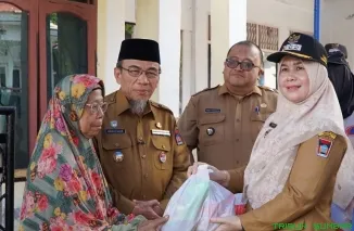 Wakil Wali Kota Padang Maigus Nasir menyerahkan Bantuan Sosial Tidak Terduga kepada korban kebakaran di Komplek Cendana, Kelurahan Tarantang, Kecamatan Lubuk Kilangan, Selasa (23/6/2026). (Foto: Ist)