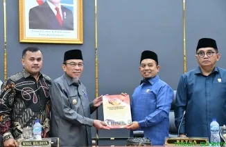 Wakil Wali Kota Padang, Maigus Nasir, menyampaikan Ranperda Pertanggungjawaban Pelaksanaan APBD Kota Padang Tahun Anggaran 2025 dalam Rapat Paripurna DPRD Kota Padang. (Foto: Ist)