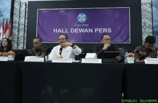 Ketua Dewan Pers, Komaruddin Hidayat, bersama anggota Dewan Pers dan perwakilan organisasi pers menghadiri forum dengar pendapat terkait usulan pengaturan karya jurnalistik dalam RUU Hak Cipta di Hall Dewan Pers, Jakarta, Kamis (11/6/2026). (Foto: Ist)