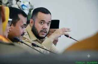 Wali Kota Padang Fadly Amran didampingi jajaran pimpinan perangkat daerah memimpin rapat koordinasi persiapan Hari Jadi Kota Padang ke-357, yang berlangsung di Rumah Dinas Wali Kota Padang pada Senin (22/6/2026). (Foto: Ist)