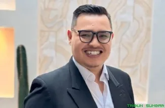 Benni Okva, Ketua Fraksi Nasdem sekaligus anggota Pansus PAD DPRD Limapuluh Kota, saat memberikan pernyataan menanggapi temuan BPK soal tunggakan pajak tambang miliaran rupiah. (Foto: Ist)