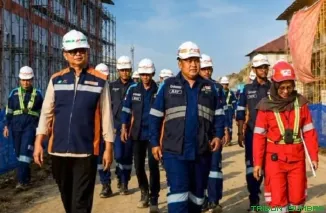 Komisaris Utama PT Nindya Karya, Michael F. Umbas, meninjau progres pembangunan Sekolah Rakyat Kota Medan. (Foto: Ist)