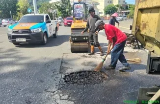 Tim teknis Dinas PUPR Kota Padang sedang melakukan kegiatan penambalan aspal atau patching di salah satu ruas jalan di Kecamatan Padang Selatan, Minggu (21/6/2026). (Foto: Ist)