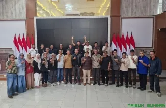 Ketua PWI Sumbar Widya Navies bersama jajaran pengurus dan Dewan Kehormatan PWI Sumbar menghadiri silaturahmi sekaligus pembentukan kepanitiaan KLB PWI Kota Bukittinggi di Hall Balai Kota Gulai Bancah, Bukittinggi, Sabtu (6/6/2026). (Foto: Ist)