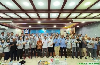 Ketua Umum PWI Pusat Akhmad Munir bersama jajaran PWI dan perwakilan Pemerintah Provinsi Kalimantan Barat saat membuka Orientasi Kewartawanan dan Keorganisasian (OKK) PWI Kalbar Angkatan V Tahun 2026 di Aula Politeknik Negeri Pontianak, Selasa (9/6/2026).