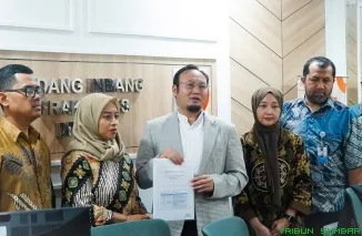 Anggota Komisi VI DPR RI Rahmat Saleh menerima aspirasi dari perwakilan YLKI, di Gedung DPR RI, Jakarta, Selasa (23/6/2026). (Foto: Ist)
