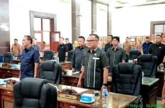 Wakil Bupati Solok Selatan, H. Yulian Efi, saat menyampaikan jawaban pemerintah daerah atas pandangan umum fraksi DPRD terkait pertanggungjawaban APBD 2025 dalam rapat paripurna. (Foto: Ist)