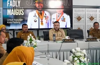 Wali Kota Padang Fadly Amran memimpin Rapat Koordinasi dan Sinkronisasi rencana perubahan Perda Nomor 1 Tahun 2024, Senin (22/6/2026). (Foto: Ist)