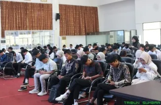 Suasana pelaksanaan seleksi masuk Politeknik Kirana jalur ikatan dinas dan beasiswa di Balai Kota Padang, Jumat (19/6/2026). (Foto: Ist)