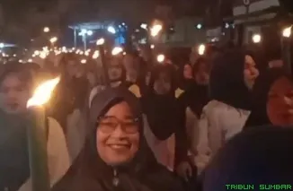 Ribuan warga Kecamatan Sungai Pagu mengikuti Pawai Obor di Ruang Terbuka Hijau Muara Labuh, Senin malam (16/6/2026). (Foto: Ist)