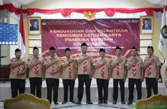 Ketua KPU Kepulauan Mentawai, Halomoan Pardede, bersama Anggota KPU Kepulauan Mentawai, dan jajaran Gerakan Pramuka menghadiri pengukuhan Saka Pramuka Rintisan Yogaswara KPU Kepulauan Mentawai periode 2026-2031. (Foto: Ist)