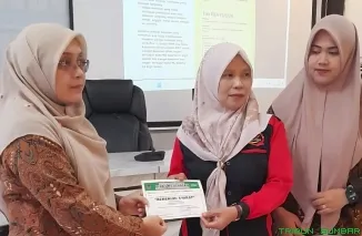 Wakil Direktur Politeknik Kirana, Puti Lenggo Ginny, memberikan keterangan pers terkait pelaksanaan seleksi masuk jalur ikatan dinas dan beasiswa yang diikuti ratusan siswa di Balai Kota Padang, Jumat (19/6/2026). (Foto: Ist)