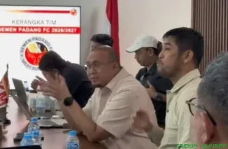 Andre Rosiade bersama jajaran pelatih, manajemen, komisaris, direksi, dan stakeholder klub usai rapat finalisasi skuad Kabau Sirah di Jakarta, Jumat (12/6/2026). (Foto: Ist)