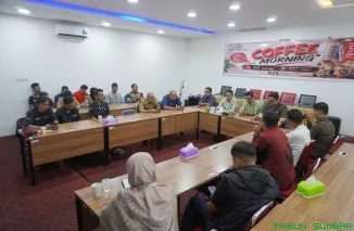 Ketua KPID Sumbar, Yusrin Trinanda, bersama komisioner KPID dan perwakilan lembaga penyiaran lokal mengikuti Coffee Morning di Kantor KPID Sumbar, Padang, Jumat (5/6/2026). (Foto: Ist)
