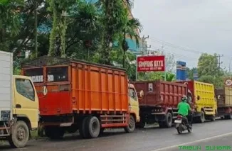 Antrean kendaraan mengular di salah satu SPBU jalur lintas Sumatera, Senin (15/6/2026). (Foto: Ist)