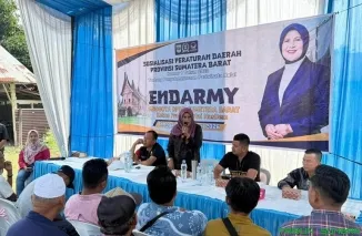 Anggota DPRD Provinsi Sumatera Barat, Endarmi, menyampaikan materi Sosialisasi Perda Nomor 1 Tahun 2020 tentang Penyelenggaraan Pariwisata Halal di Jorong Lubuak Napa, Nagari Anduriang. (Foto: Ist)