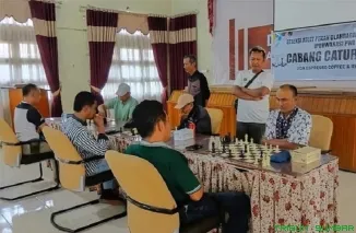 Ketua PWI Sumbar, Widya Navies, didampingi Ketua SIWO PWI Sumbar, Syaiful Husein, memberikan apresiasi kepada panitia PWI Payakumbuh-Limapuluh Kota usai kegiatan seleksi atlet Porwanas XV, Senin (15/6/2026). (Foto: Ist)