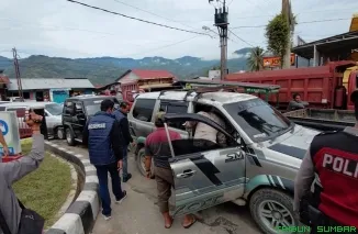 Petugas Polres Solok Selatan melakukan pengecekan dan pengamanan terhadap kendaraan yang diduga menggunakan tangki modifikasi untuk mengisi BBM bersubsidi secara tidak wajar di SPBU Muara Labuh. (Foto: Ist)