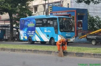 Kepala Dinas Lingkungan Hidup Kota Padang, Fadelan Fitra Masta, memberikan arahan terkait standar baru pelayanan kebersihan penyapuan jalan, Minggu (14/6/2026). (Foto: Ist)