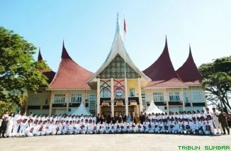 Wakil Bupati Solok Selatan, Yulian Efi, bertindak sebagai Inspektur Upacara pada Peringatan Hari Lahir Pancasila Tahun 2026 di Halaman Kantor Bupati Solok Selatan, Selasa (2/6/2026). (Foto: Ist)