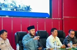 Wali Kota Padang Fadly Amran didampingi pejabat terkait memimpin Rapat Penyusunan SOP Persuratan Tanah dan Ahli Waris Pertanahan di Aula Bagindo Aziz Chan, Balai Kota Aie Pacah, Jumat (26/6/2026). (Foto: Ist)