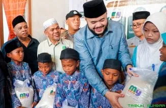 Wali Kota Padang Fadly Amran, menyerahkan bantuan dalam kunjungannya ke Yayasan Berkah Amal Salih di Kelurahan Banuaran Nan XX, Kecamatan Lubuk Begalung, Jumat (26/6/2026). (Foto: Ist)