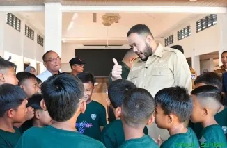 Wali Kota Padang Fadly Amran secara resmi melepas tim SSB Persepaja 06 kelompok usia 11 tahun yang akan berlaga di Piala Dunia Anak Indonesia 2026 di Bandung, Senin (22/6/2026). (Foto: Ist)
