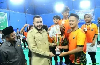 Wali Kota Padang, Fadly Amran, saat memberikan sambutan sekaligus menutup secara resmi Turnamen Bulutangkis Anak Nagari Cup I Tahun 2026 di ADT Badminton Hall Balai Baru, Kecamatan Kuranji, Senin (15/6/2026). (Foto: Ist)