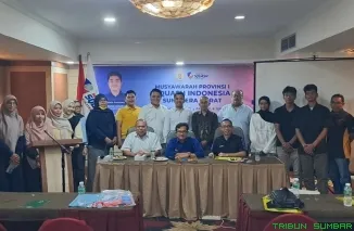 Yofialdi menerima mandat sebagai Ketua Pengprov Squash Sumatera Barat periode 2026-2031 dalam Musprov I Squash Sumbar di Padang. (Foto: Ist)
