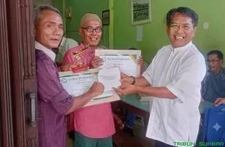 Penyerahan hadiah Turnamen Domino dan Koa antar alumni SMAN 2 Padang. (Foto: Ist)