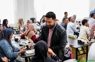 Anggota Komisi V DPR RI Zigo Rolanda memberikan pemaparan materi sekaligus mendengarkan aspirasi warga dalam kegiatan Penyerapan Aspirasi Masyarakat yang digelar di Kota Padang, Minggu (21/6/2026). (Foto: Ist)