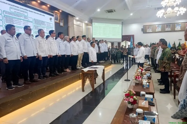 Ketua Umum Dekopin Bambang Haryadi saat melantik Gun Sugianto SH MH sebagai Ketua Dekopinwil Sumbar periode 2025&ndash;2030 di Auditorium Istana Gubernur Sumbar. (Foto: Ist)