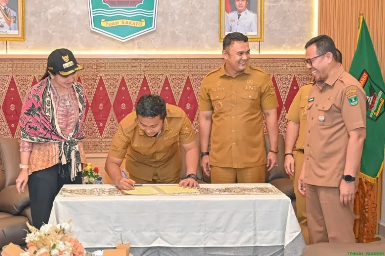 Wakil Gubernur Sumbar Vasko Ruseimy bersama kepala daerah Sawahlunto, Sijunjung, dan Dharmasraya menandatangani komitmen bersama untuk mengusulkan kawasan SSD sebagai Proyek Strategis Nasional. (Foto: Ist)